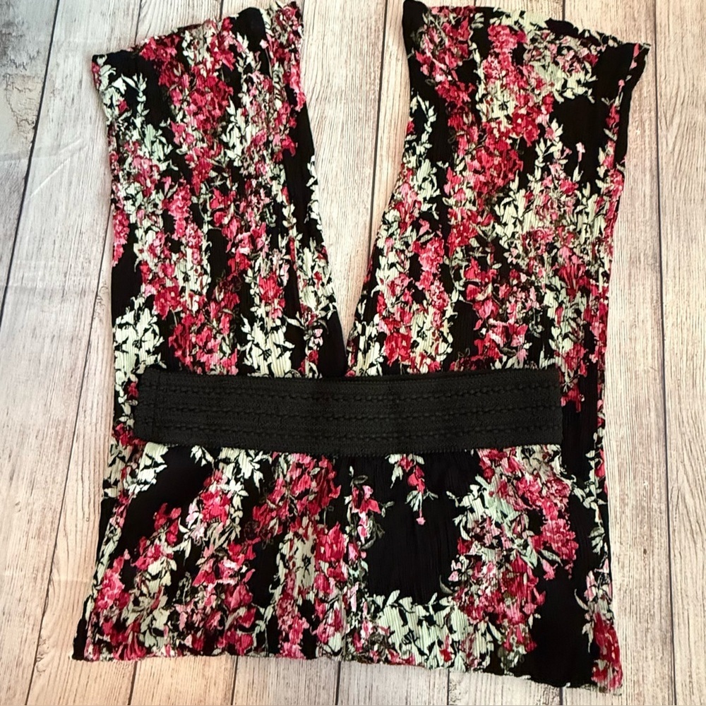 ROBERT LOUIS Floral Cropped Pants Medium